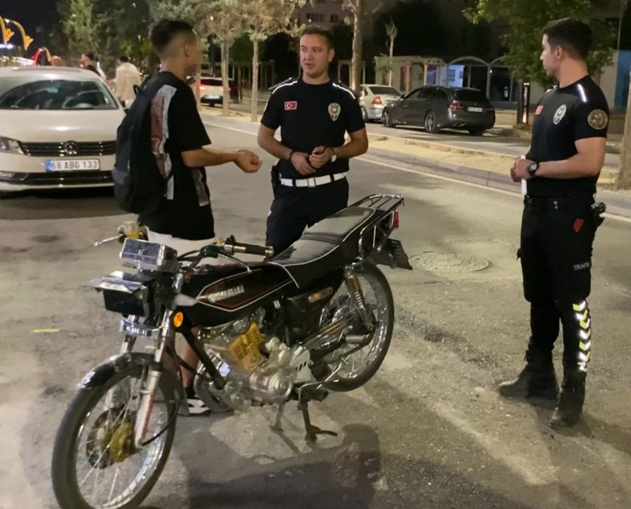 Plakasız Motosikletle Yakalandı, "yakından Çekme Çirkin Çıkıyorum" Dedi