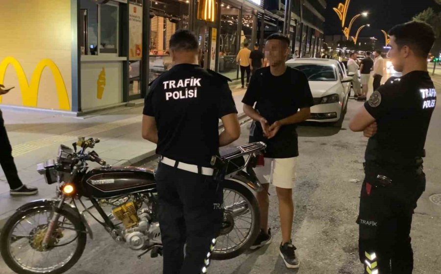 Plakasız Motosikletle Yakalandı, "yakından Çekme Çirkin Çıkıyorum" Dedi