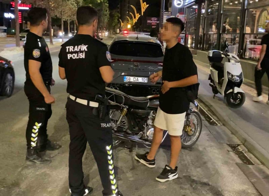 Plakasız Motosikletle Yakalandı, "yakından Çekme Çirkin Çıkıyorum" Dedi