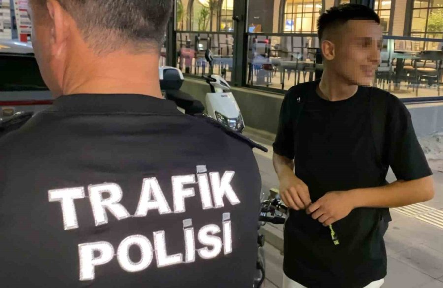 Plakasız Motosikletle Yakalandı, "yakından Çekme Çirkin Çıkıyorum" Dedi