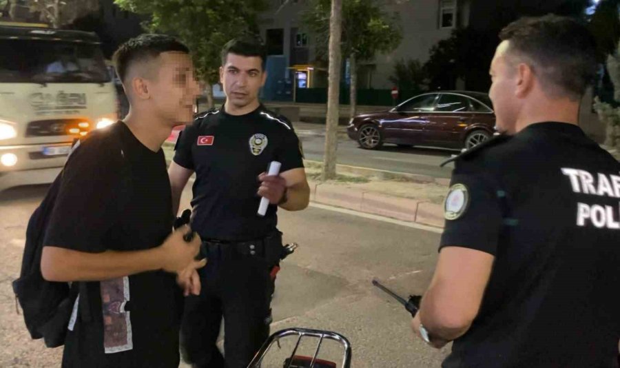 Plakasız Motosikletle Yakalandı, "yakından Çekme Çirkin Çıkıyorum" Dedi