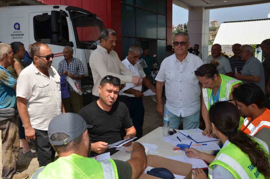 Büyükşehir Alanyalı Çiftçilere 10 Ton Kaolin Kili Dağıttı