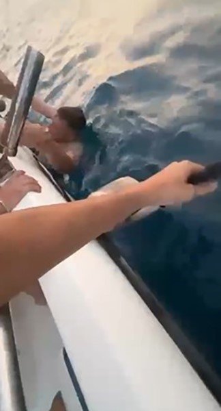 Alanya’da Denize Açılıp Boğulma Tehlikesi Geçiren Ukraynalı Turisti Tekneciler Kurtardı