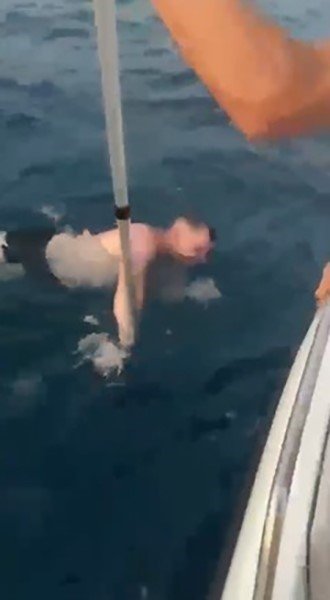 Alanya’da Denize Açılıp Boğulma Tehlikesi Geçiren Ukraynalı Turisti Tekneciler Kurtardı