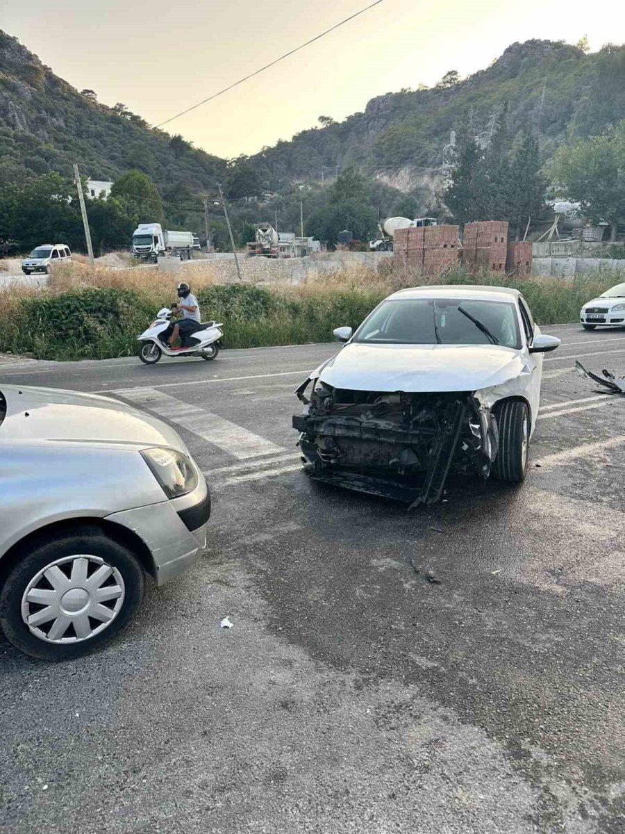 Antalya’da Üç Aracın Karıştığı Kazada 7 Kişi Yaralandı