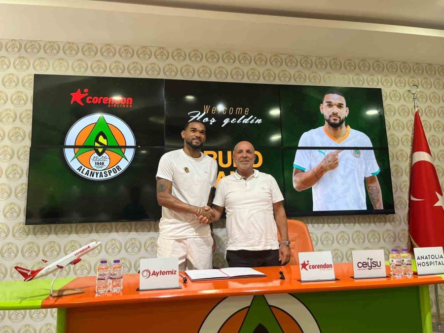 Alanyaspor Kadrosuna Kattığı 4 Oyuncu İçin İmza Töreni Düzenledi