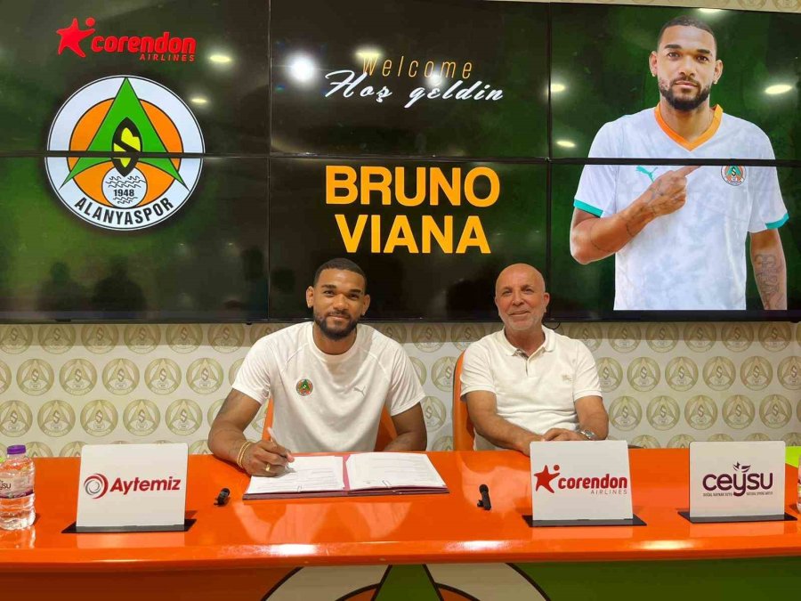 Alanyaspor Kadrosuna Kattığı 4 Oyuncu İçin İmza Töreni Düzenledi