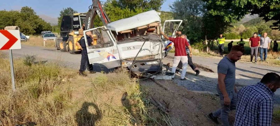 Kamyon İle Su Tankeri Çarpıştı: 4 Yaralı