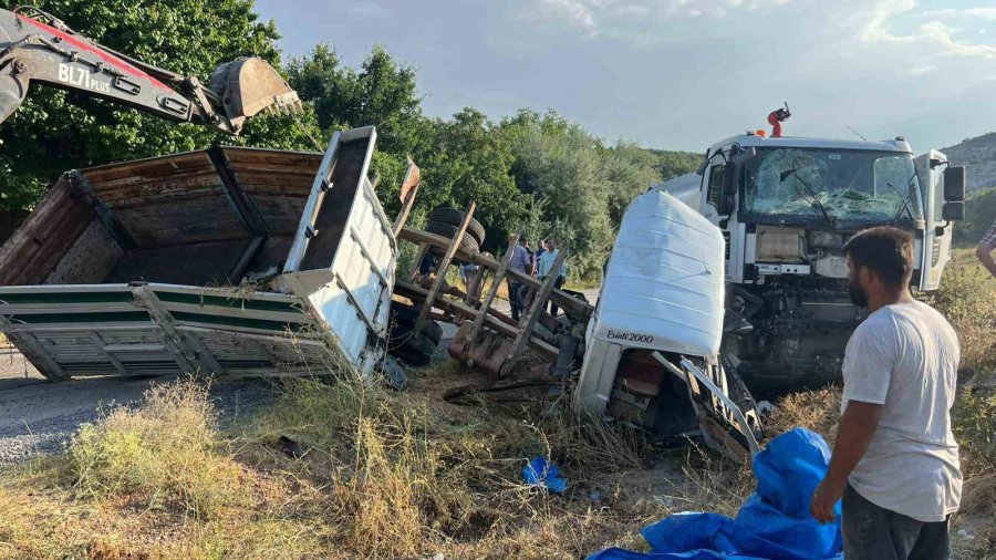 Kamyon İle Su Tankeri Çarpıştı: 4 Yaralı