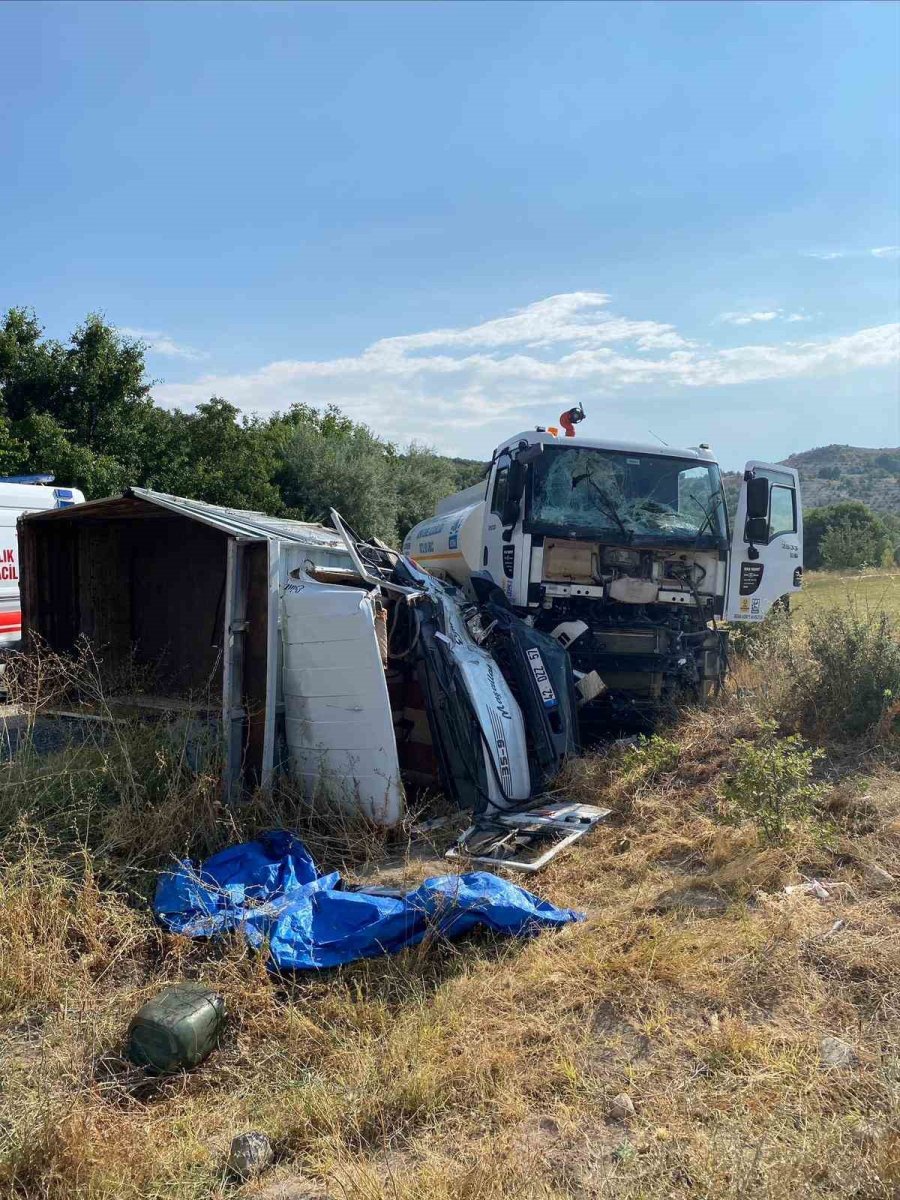 Kamyon İle Su Tankeri Çarpıştı: 4 Yaralı