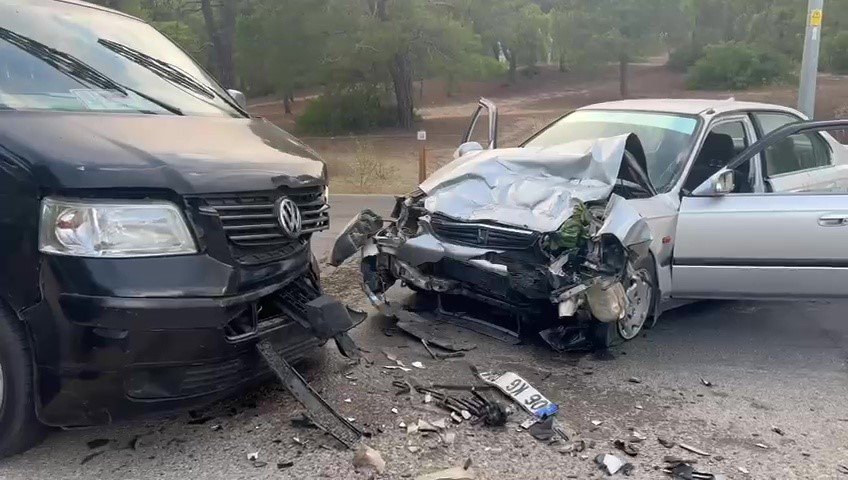 Manavgat’ta Otomobil İle Ticari Araç Çarpıştı: 3 Yaralı