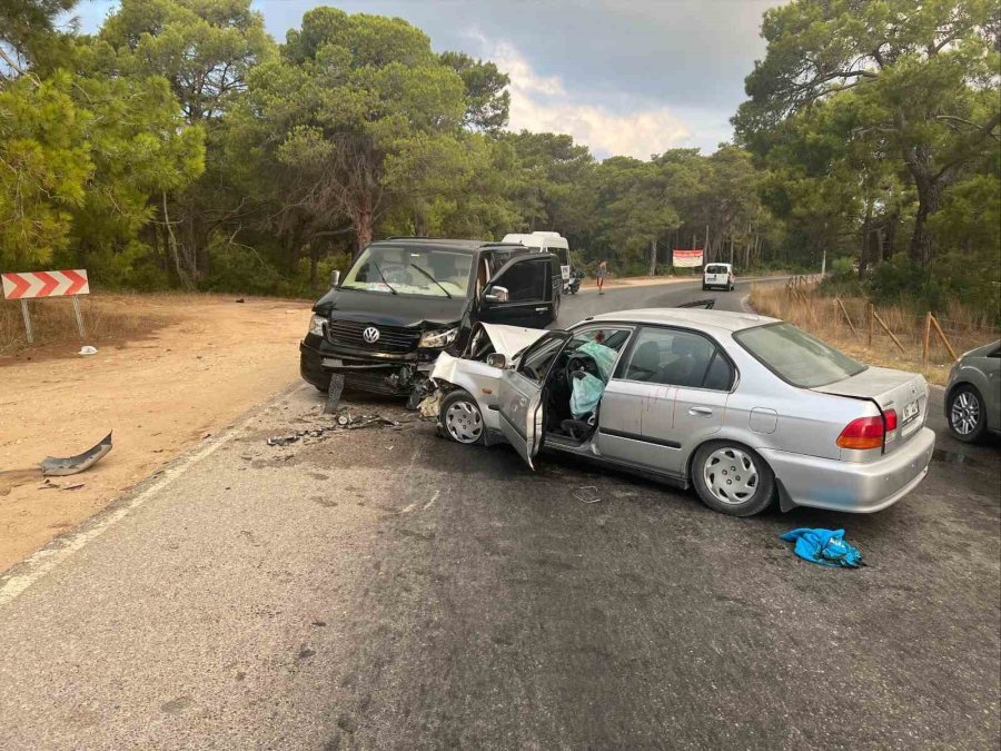 Manavgat’ta Otomobil İle Ticari Araç Çarpıştı: 3 Yaralı