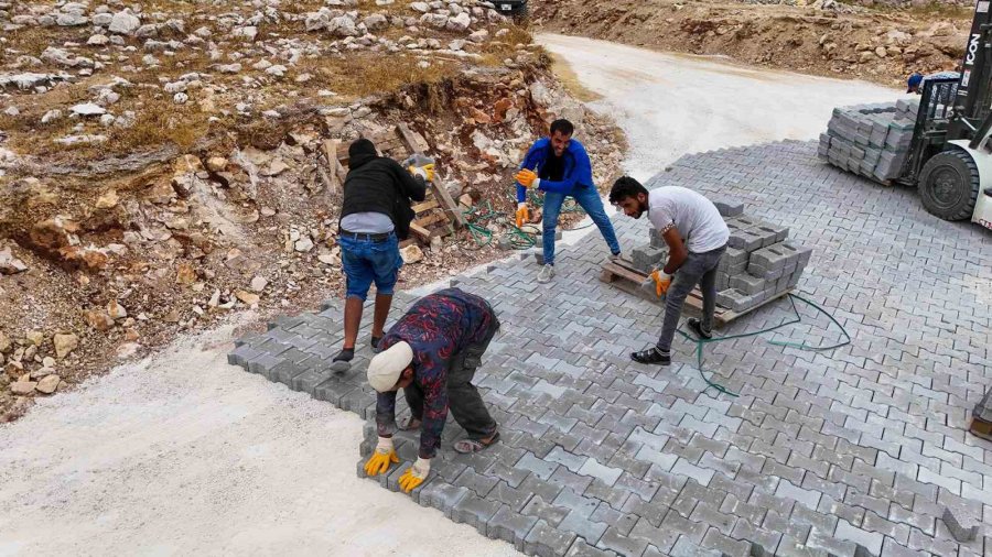 Tarsus’ta Mahallelerin Yolları Kilit Parkeyle Yenileniyor