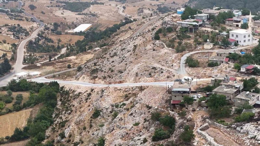 Tarsus’ta Mahallelerin Yolları Kilit Parkeyle Yenileniyor