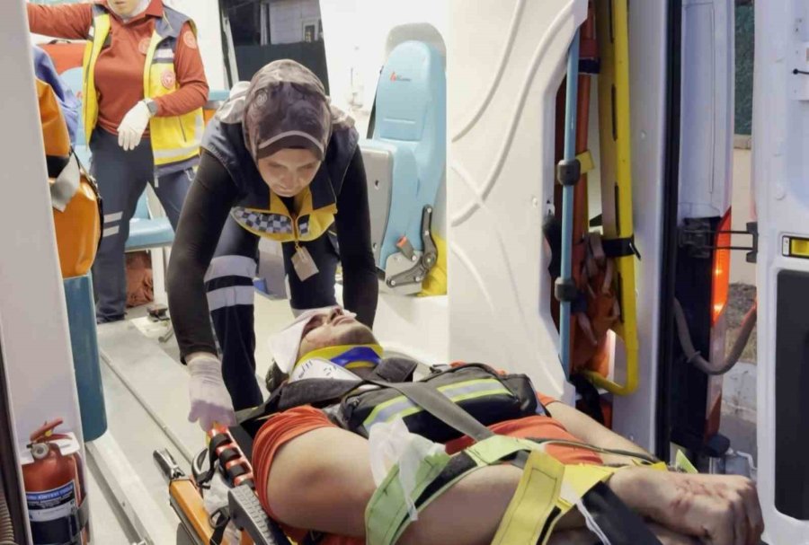 Otomobil, Motosiklete Çarpıp Kaçtı: 1 Yaralı