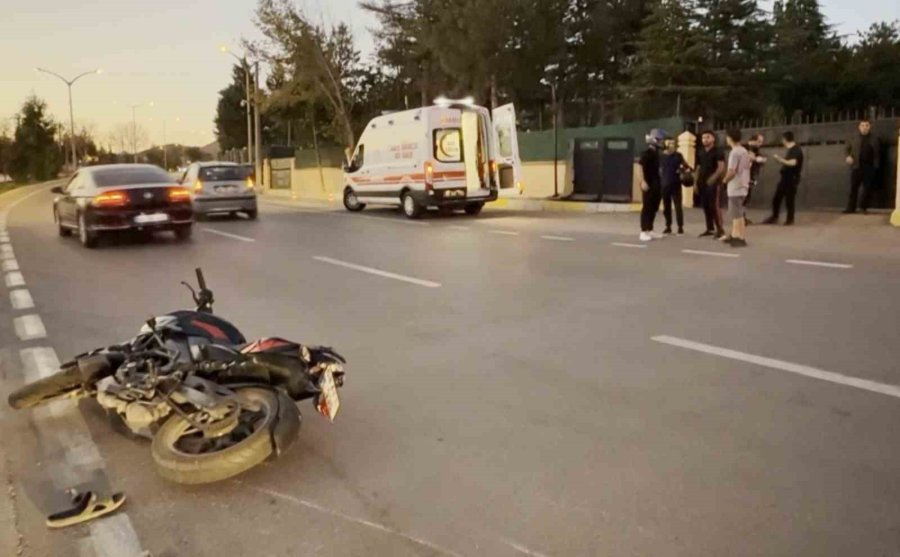 Otomobil, Motosiklete Çarpıp Kaçtı: 1 Yaralı