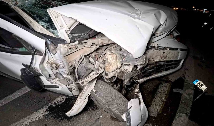 Tıra Arkadan Otomobil Hurdaya Döndü: 2 Yaralı