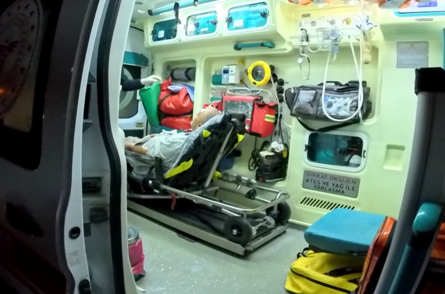 Tıra Arkadan Otomobil Hurdaya Döndü: 2 Yaralı