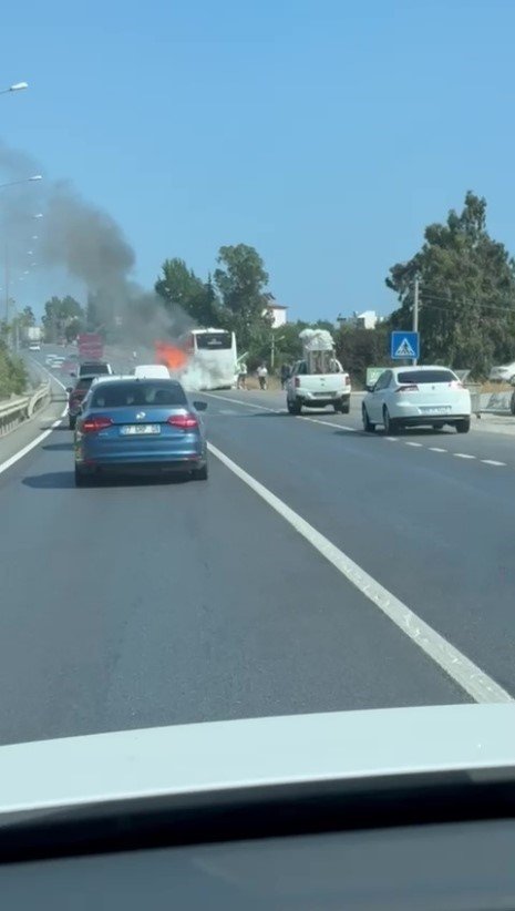 Seyir Halindeki Tur Otobüsü Yandı, 43 Polonyalı Turist Tahliye Edildi