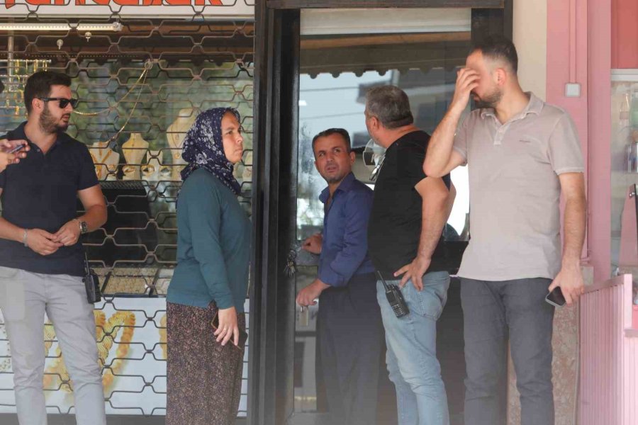 Elinde Bıçakla Girdiği Kuyumcudan 18 Adet Bileziği Alarak Kaçtı