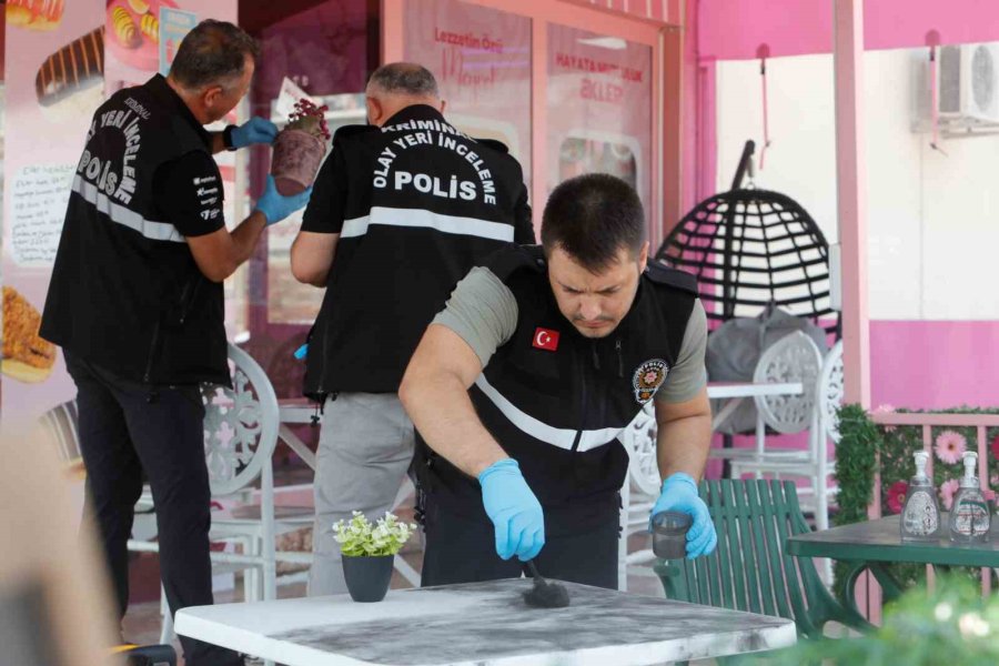 Elinde Bıçakla Girdiği Kuyumcudan 18 Adet Bileziği Alarak Kaçtı