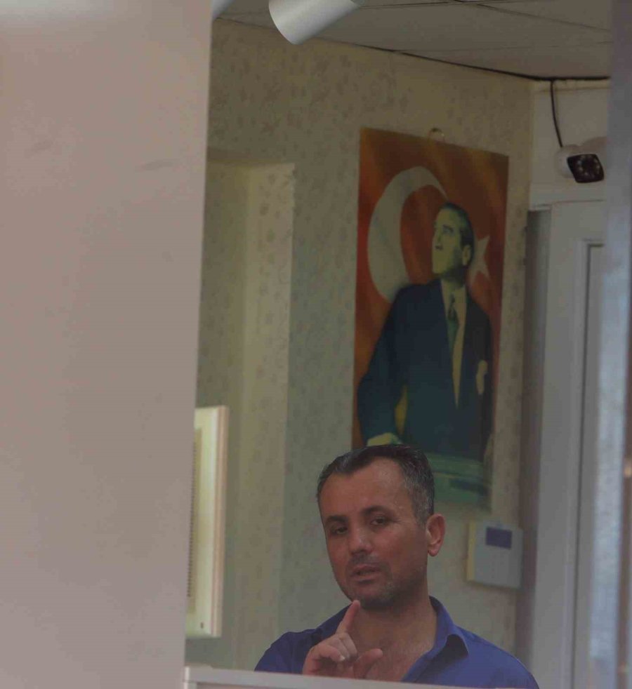 Elinde Bıçakla Girdiği Kuyumcudan 18 Adet Bileziği Alarak Kaçtı