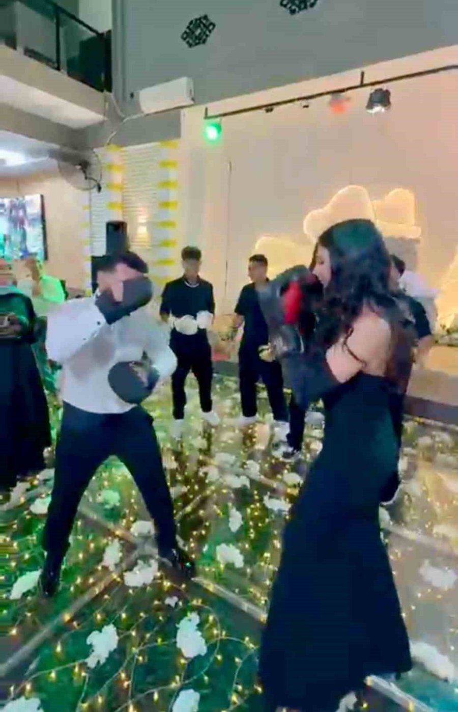 Antalya’da Düğün Pisti Boks Ringine Dönüştü