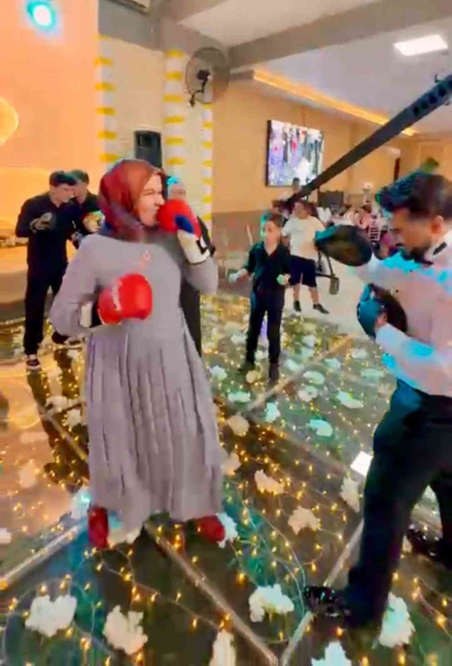 Antalya’da Düğün Pisti Boks Ringine Dönüştü