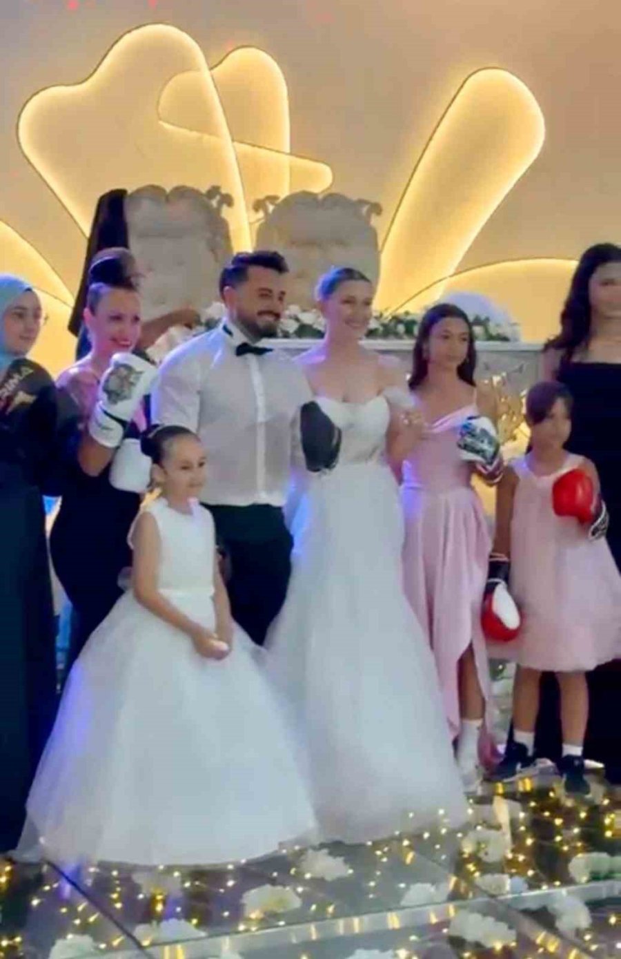 Antalya’da Düğün Pisti Boks Ringine Dönüştü