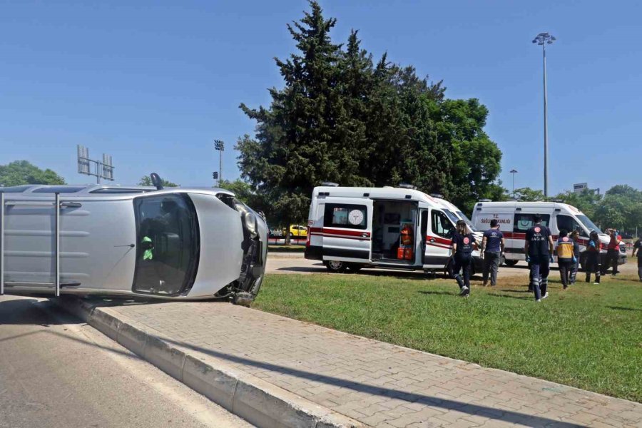 Yan Yatan Aracı Gören 112’yi Aradı, Ekipler Anne Ve Kızının Sıyrık Dahi Almadığını Görünce Şaşkınlık Yaşadı