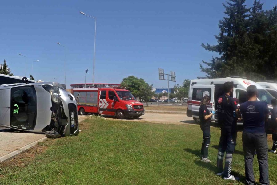 Yan Yatan Aracı Gören 112’yi Aradı, Ekipler Anne Ve Kızının Sıyrık Dahi Almadığını Görünce Şaşkınlık Yaşadı