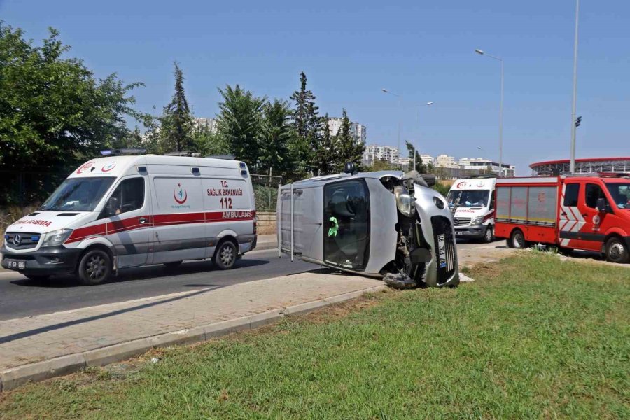 Yan Yatan Aracı Gören 112’yi Aradı, Ekipler Anne Ve Kızının Sıyrık Dahi Almadığını Görünce Şaşkınlık Yaşadı
