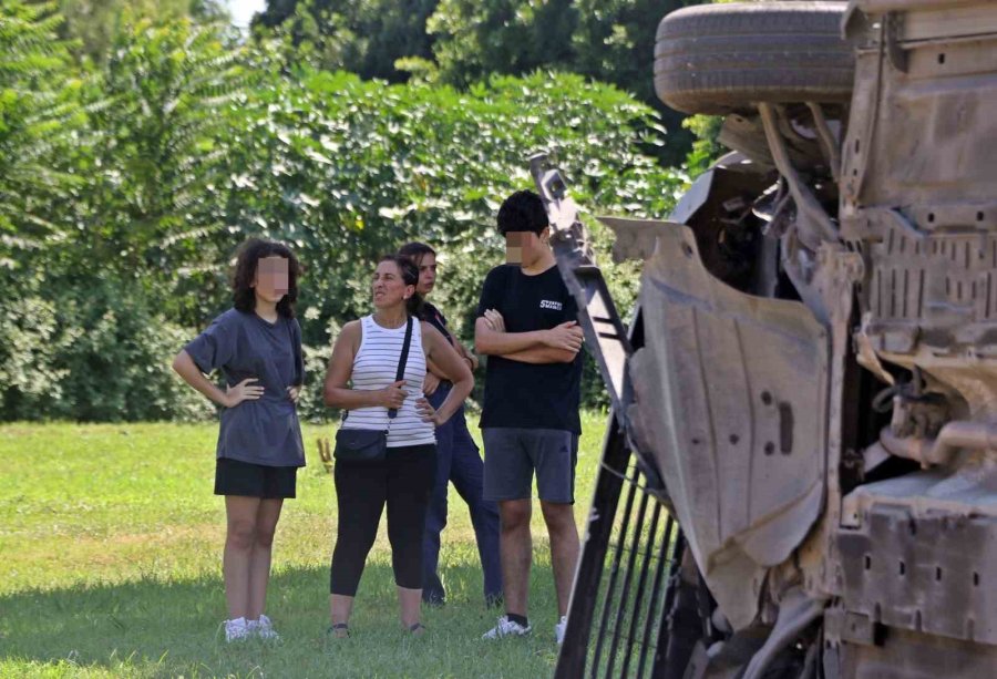 Yan Yatan Aracı Gören 112’yi Aradı, Ekipler Anne Ve Kızının Sıyrık Dahi Almadığını Görünce Şaşkınlık Yaşadı