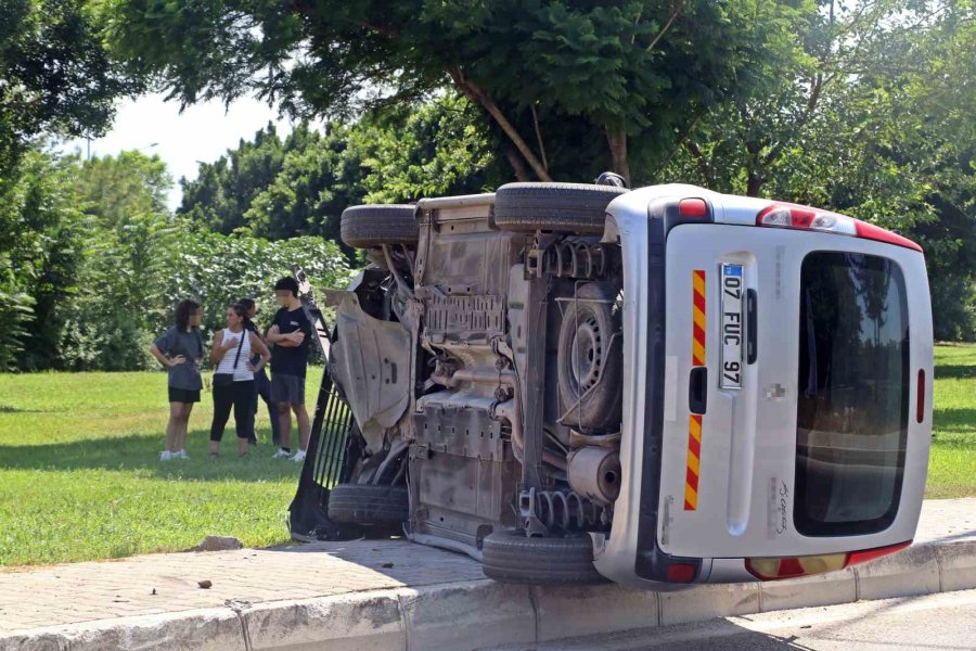 Yan Yatan Aracı Gören 112’yi Aradı, Ekipler Anne Ve Kızının Sıyrık Dahi Almadığını Görünce Şaşkınlık Yaşadı