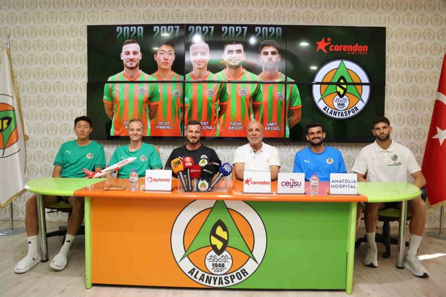 Alanyaspor, Sözleşmesini Uzattığı Oyuncular İçin İmza Töreni Düzenledi