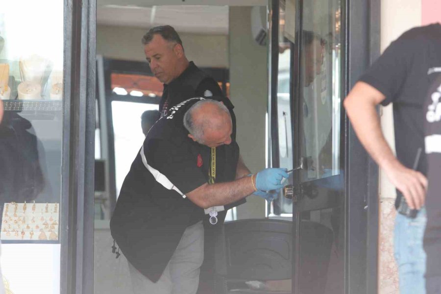 Elinde Bıçakla Girdiği Kuyumcudan 18 Adet Bileziği Alarak Kaçtı