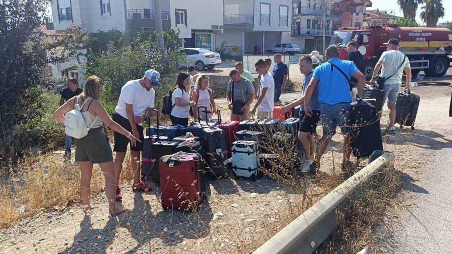 Seyir Halindeki Tur Otobüsü Yandı, 43 Polonyalı Turist Tahliye Edildi