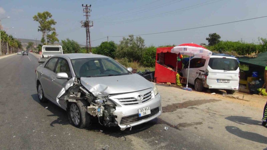 Yol Kenarında Duran Otomobile Çarpan Aracın Sürücüsü Kaçtı