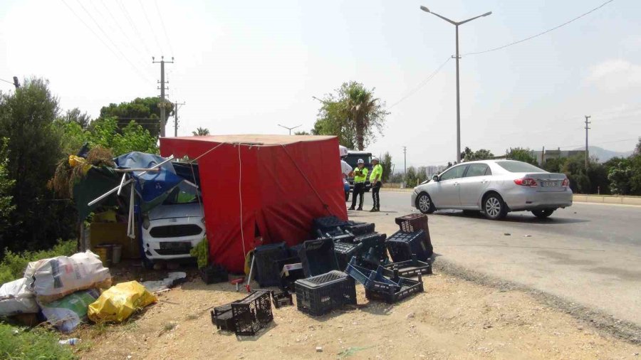 Yol Kenarında Duran Otomobile Çarpan Aracın Sürücüsü Kaçtı