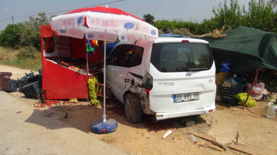 Yol Kenarında Duran Otomobile Çarpan Aracın Sürücüsü Kaçtı