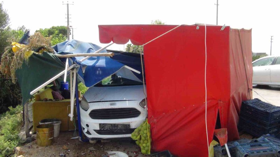 Yol Kenarında Duran Otomobile Çarpan Aracın Sürücüsü Kaçtı