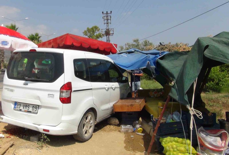 Yol Kenarında Duran Otomobile Çarpan Aracın Sürücüsü Kaçtı