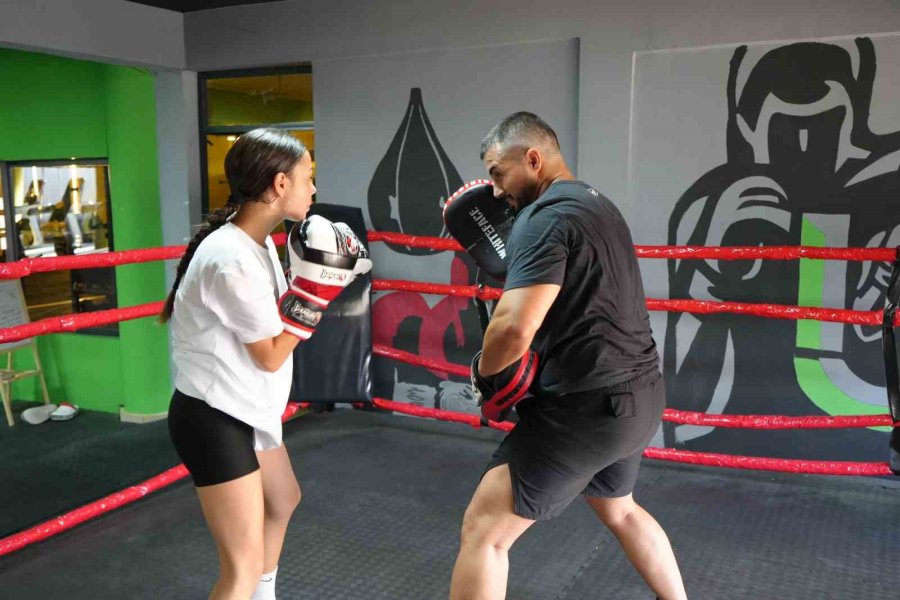 Antalya’da Düğün Pisti Boks Ringine Dönüştü