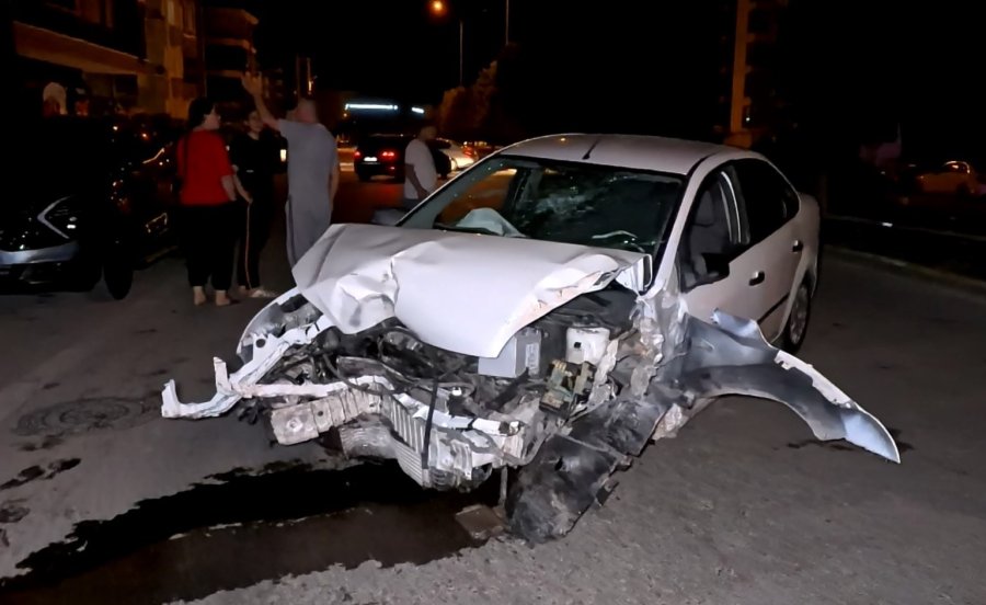 Kontrolden Çıkan Otomobil Ağacı Ve Direği Devirdi, Sürücü Kaçtı