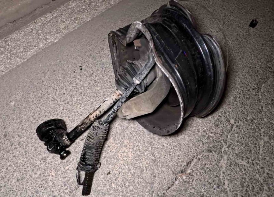 Kontrolden Çıkan Otomobil Ağacı Ve Direği Devirdi, Sürücü Kaçtı