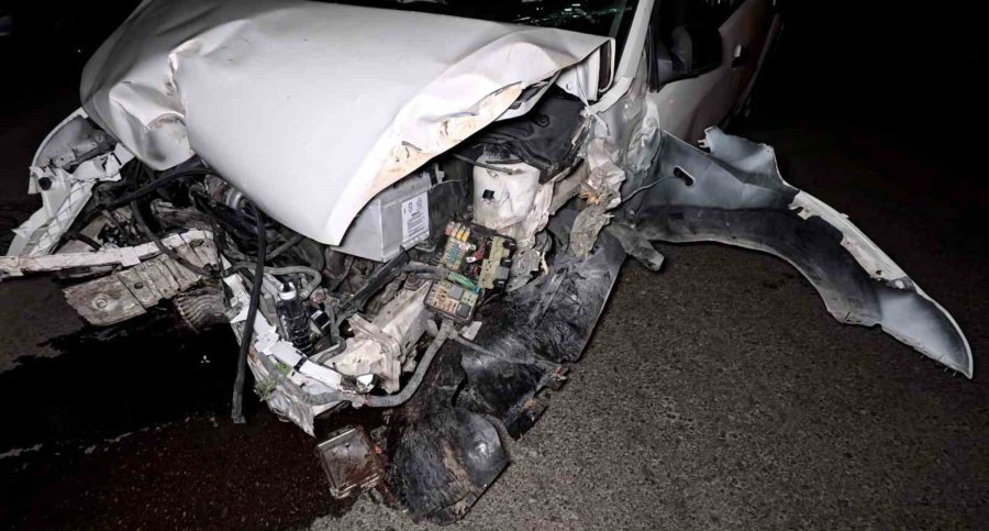 Kontrolden Çıkan Otomobil Ağacı Ve Direği Devirdi, Sürücü Kaçtı