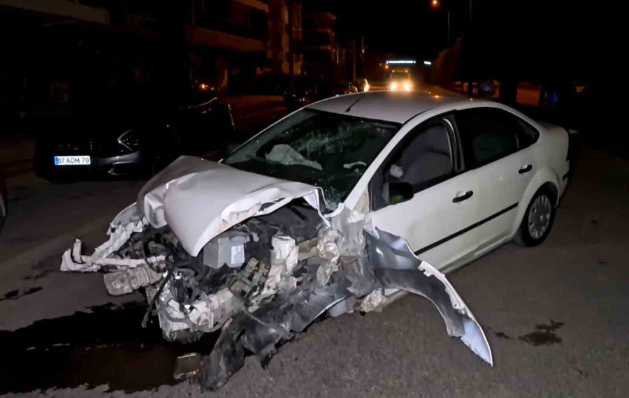 Kontrolden Çıkan Otomobil Ağacı Ve Direği Devirdi, Sürücü Kaçtı