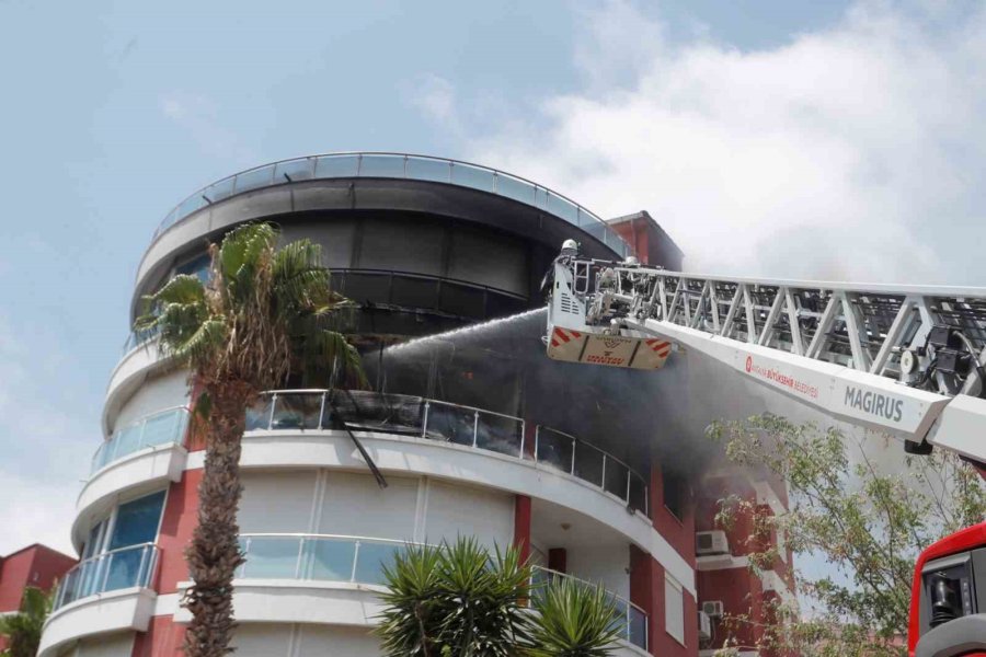 Yangın Çıkan Binada Mahsur Kaldıkları Balkonda Kurtarılmayı Beklediler