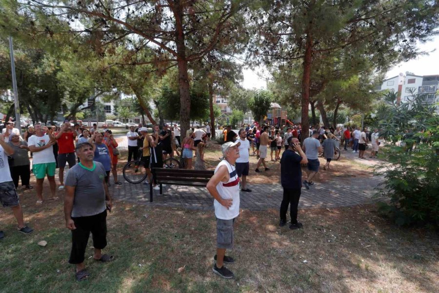 Yangın Çıkan Binada Mahsur Kaldıkları Balkonda Kurtarılmayı Beklediler