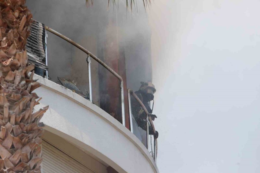 Yangın Çıkan Binada Mahsur Kaldıkları Balkonda Kurtarılmayı Beklediler